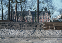 801568 Gezicht op de gedempte Stadsbuitengracht langs de Catharijnesingel te Utrecht, met op de achtergrond het 2e ...